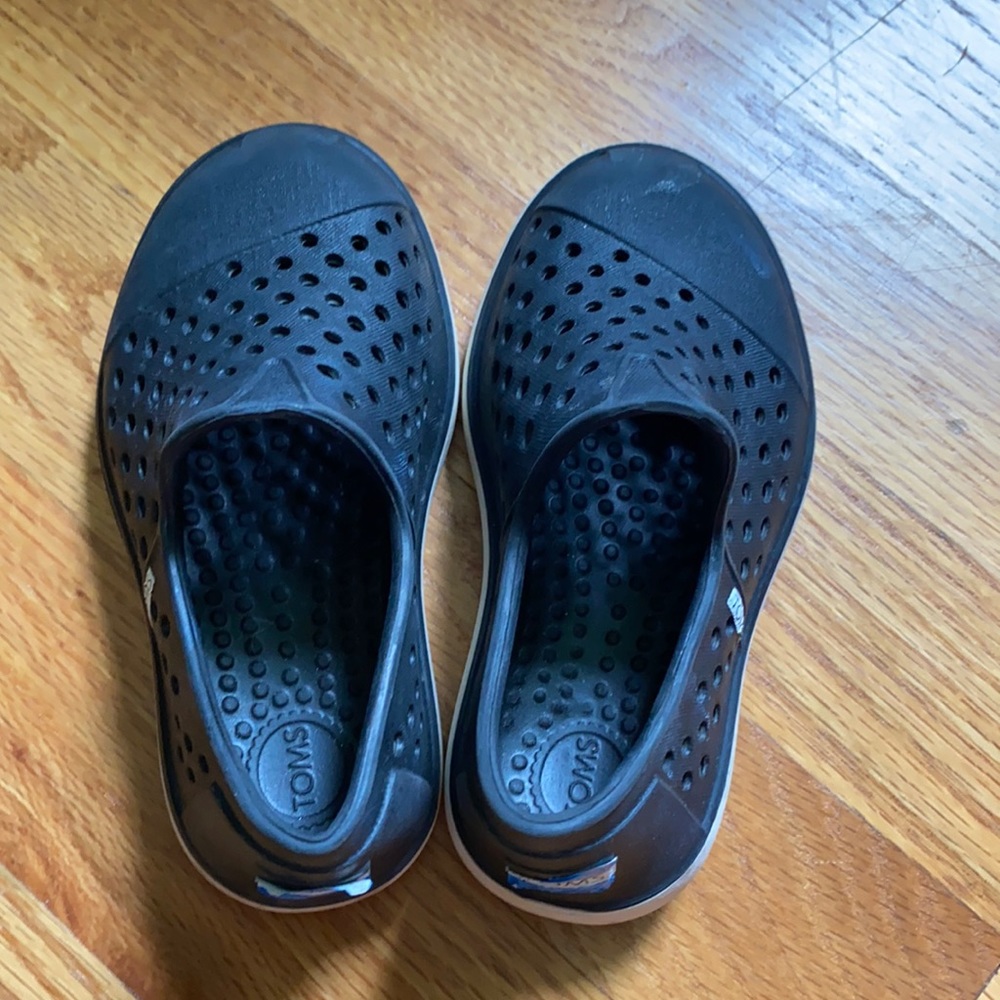 Tom’s Shoes Toddler Slip on Sz 6